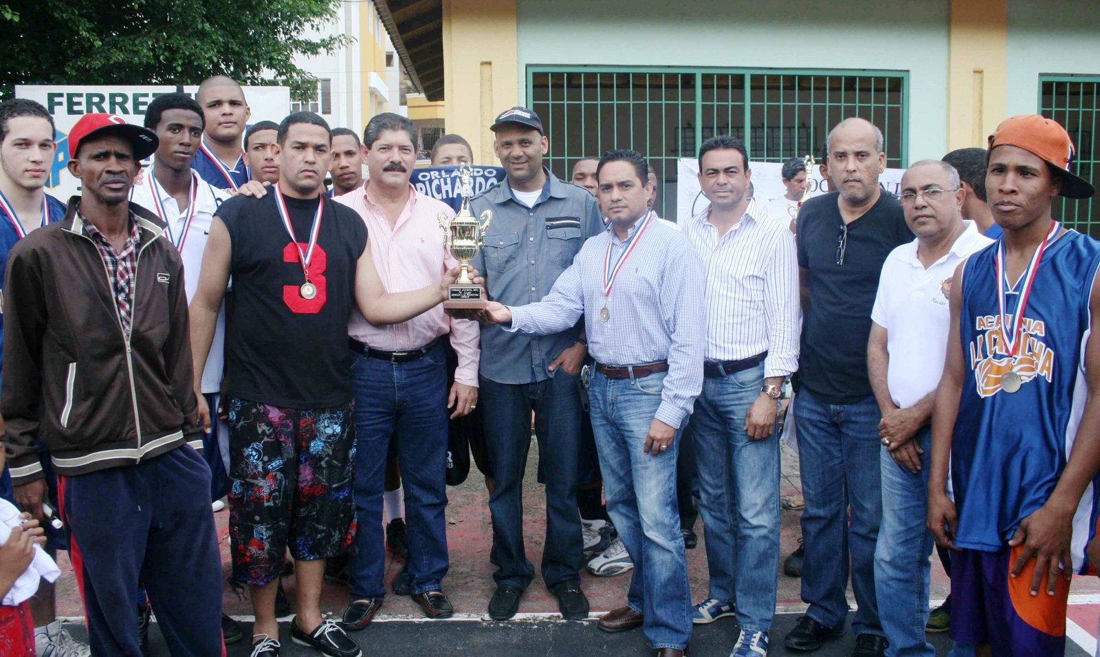 El club La Cancha recibe el trofeo de primer lugar de manos de Nicolás Grullon, el gobernador de Espaillat (José Guillermo López), el presidente de ASOBAE (Juan Félix Hernández), el diputado del PLD el joven Carlos García entre otros directivos del básquet local.